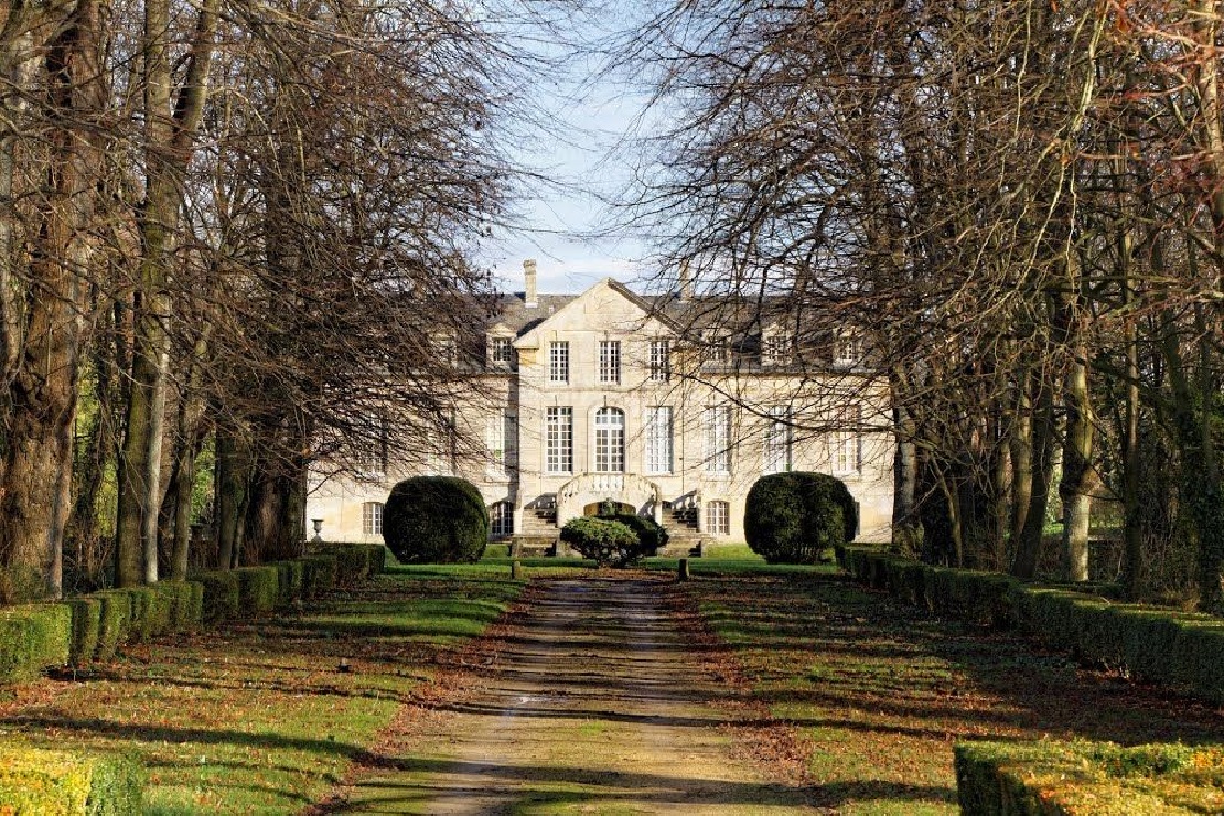 Un manoir au fond de son allée, à Bernières-sur-Mer