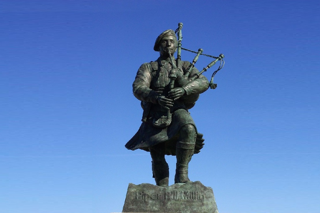 Statue du soldat Bill Milin jouant de la cornemuse