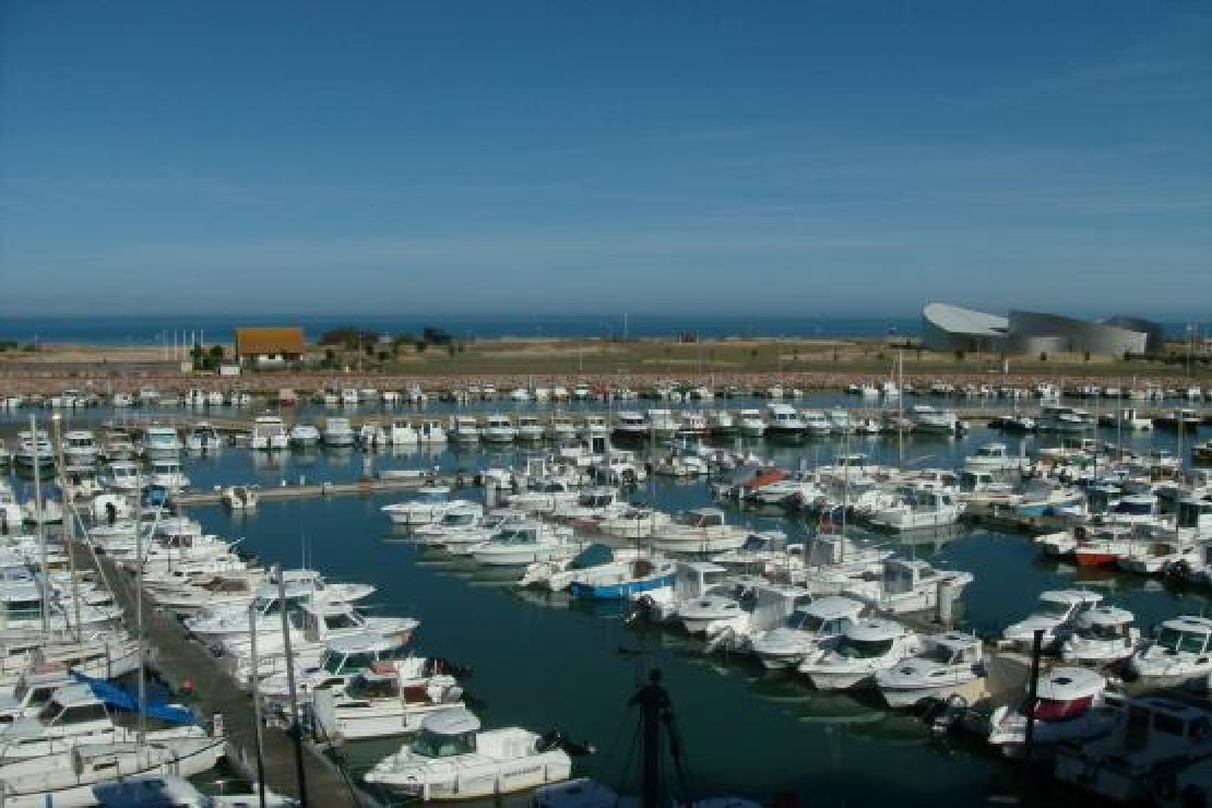 Port de plaisance de Courseulles, rempli de bateaux amarrés