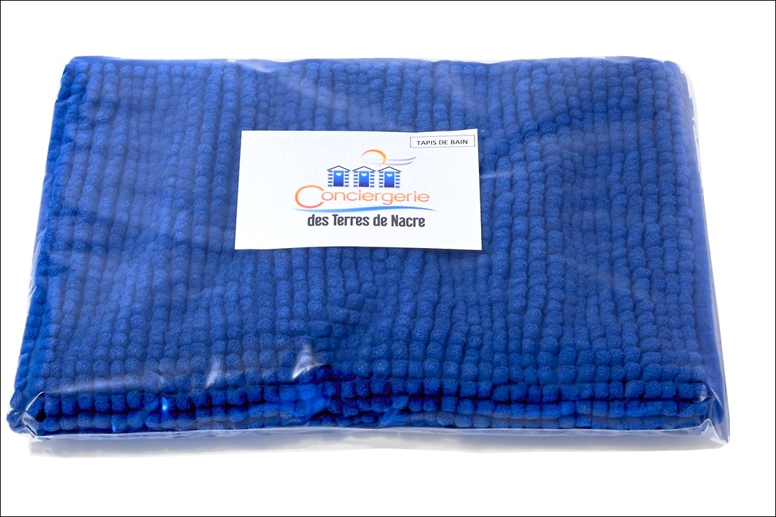 tapis de bain bleu emballé sous plastique