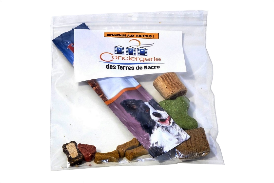 Friandises pour chiens emballés dans un petit sachet en plastique.