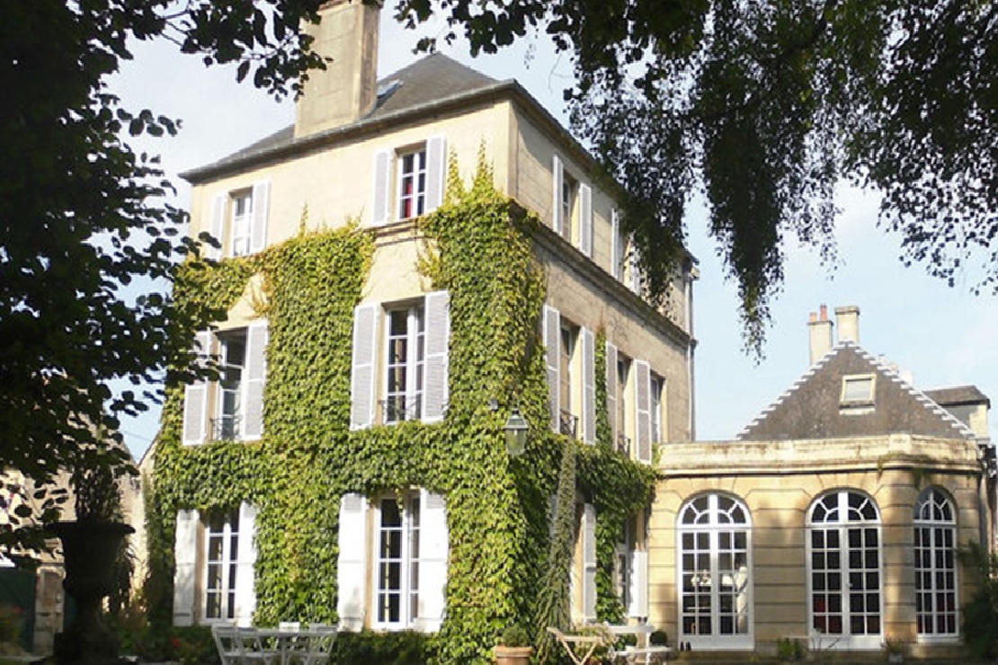 Vue extérieure d'une grande maison typique, à Langrune-sur-Mer