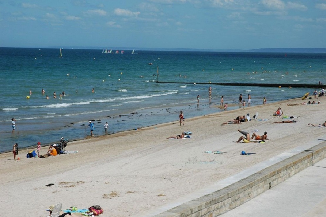 Plage de Langrune-sur-Mer et ses vacanciers en été