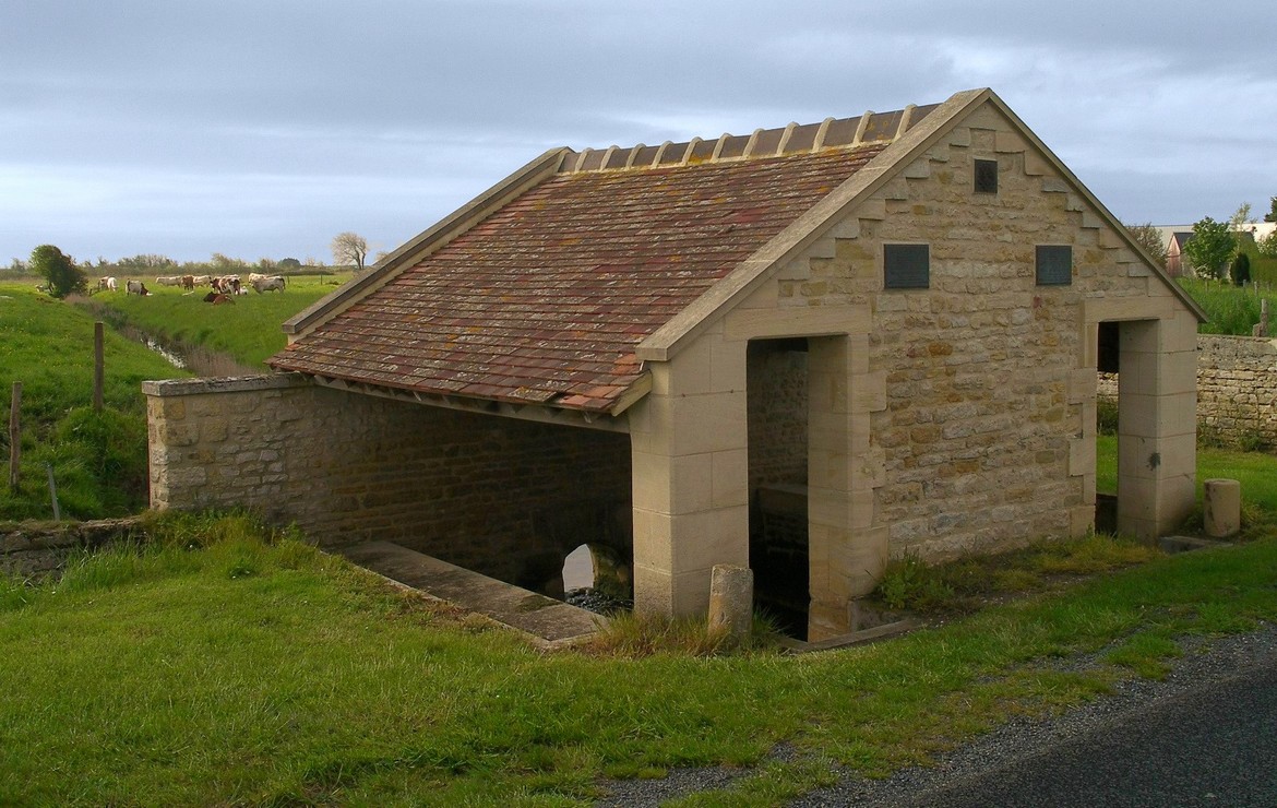 L'ancien lavoir de Graye-sur-Mer, sur fond d'herbe verte