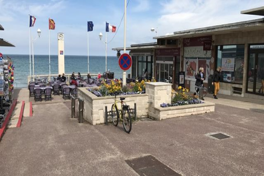 Restaurant Luc Sur Mer Place Du Petit Enfer Conciergerie des Terres de Nacre à Luc-sur-Mer en Normandie