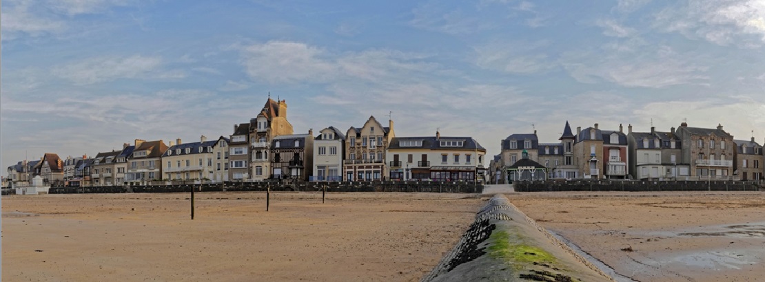 Vue panoramique de la plage de Saint-Aubin et sa digue