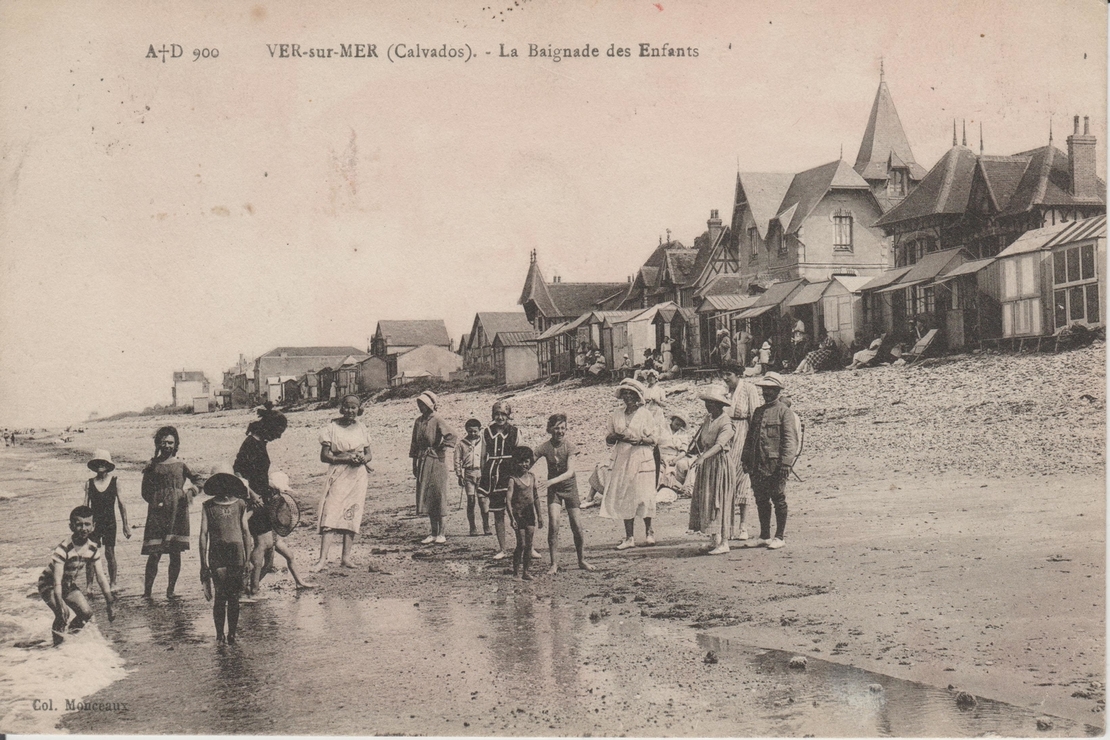 Ancienne carte postale de baigneurs sur la plage de Ver-sur-Mer