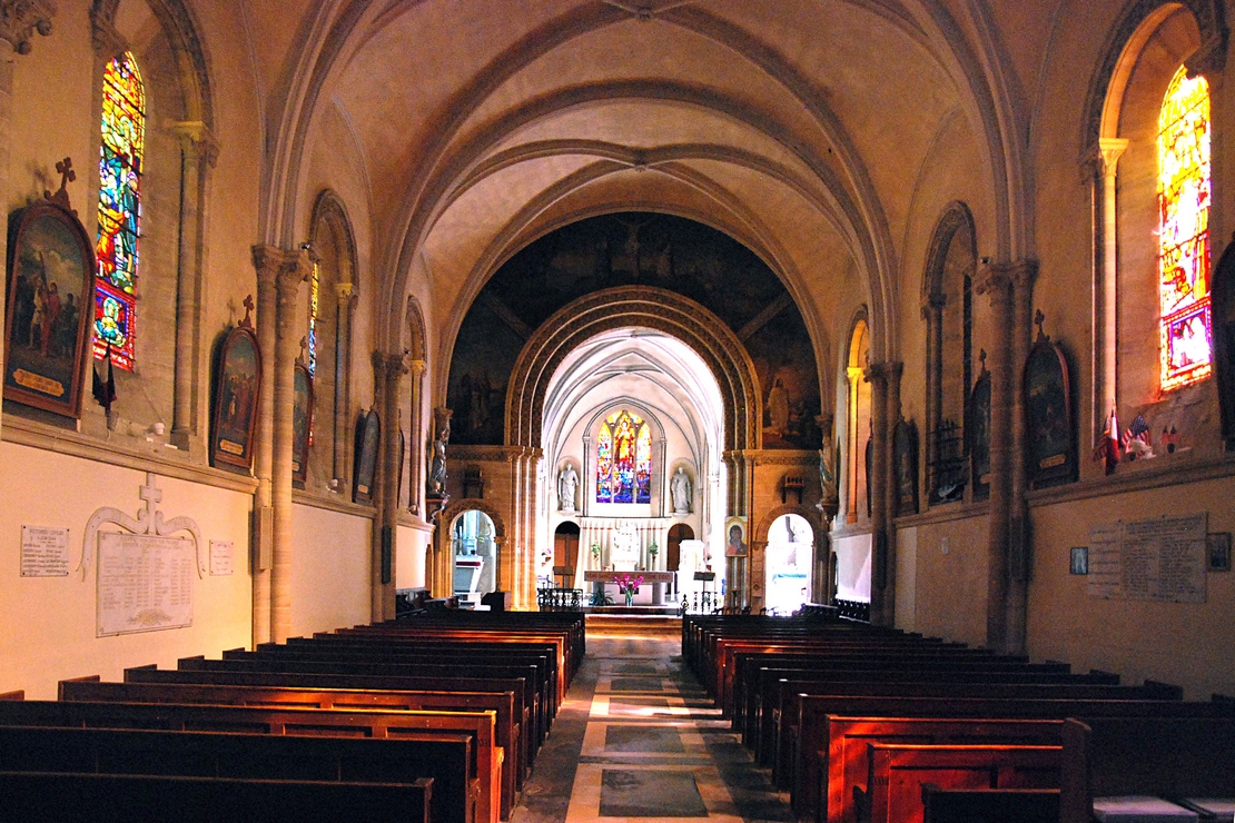Intérieur de la nef de l'église de Ver-sur-Mer et ses arcs brisés